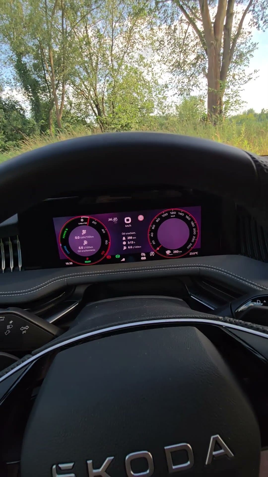 Ile pali hybrydowa Skoda Superb?